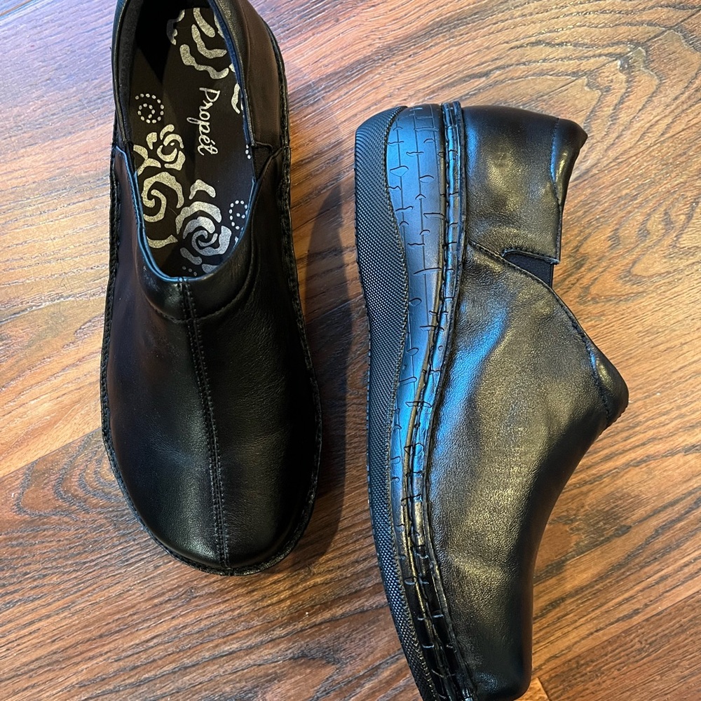 Propét 9.5 XW women’s shoe - black clogs. Black Leather Slip-On 9 1/2  X(2E) - Picture 4 of 14